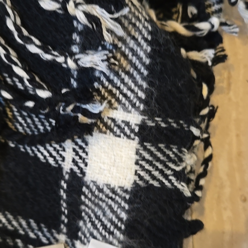 NWT Abercrombie & Fitch Black/White Fringed Oversized Blanket Scarf/Shawl - Picture 4 of 6